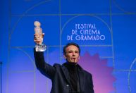 Rodrigo Santoro recebe Kikito de Cristal no Festival de Gramado