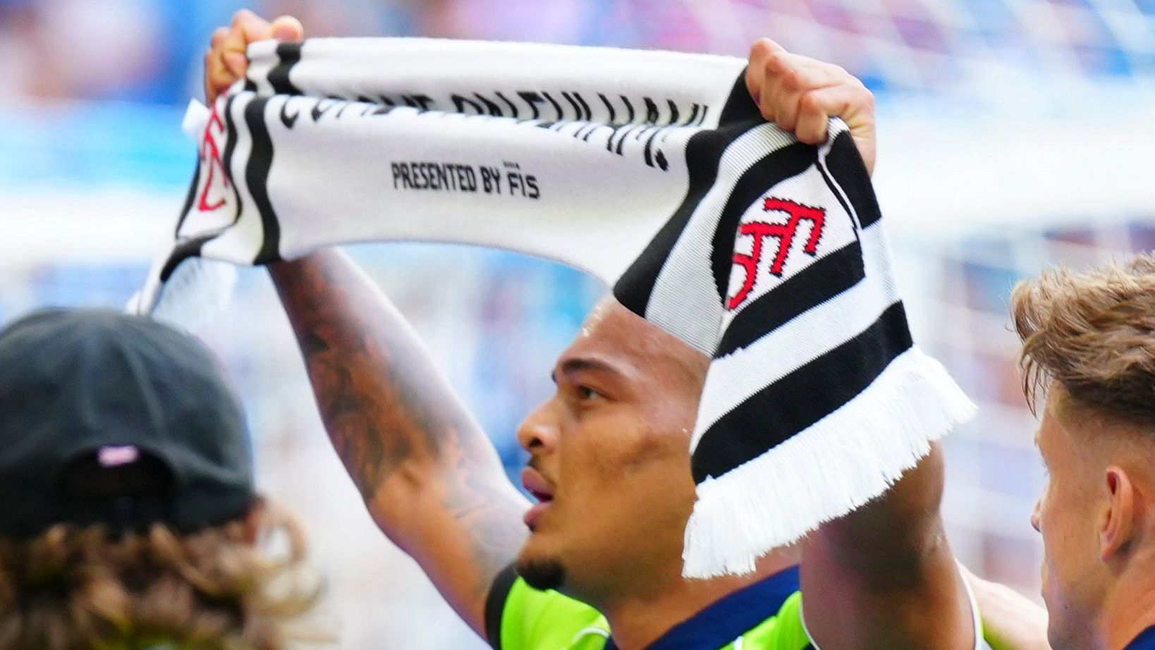 Rodrigo Muniz comemora seu gol na estreia do Fulham na Premier League