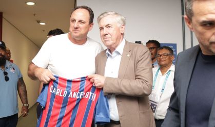 Carlo Ancelotti assiste a Bahia x Santos e ganha presente de Rogério Ceni