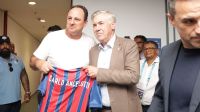 Carlo Ancelotti assiste a Bahia x Santos e ganha presente de Rogério Ceni