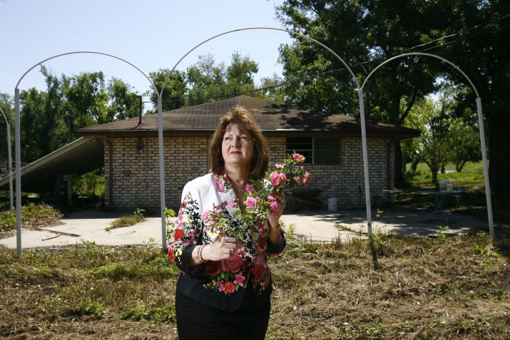 Martin perdeu tudo o que tinha quando o furacão Katrina atingiu a cidade em 2005, mas então ela encontrou a roseira florescendo entre as ruínas de sua antiga propriedade. • Nick de la Torre/Houston Chronicle via Getty Images