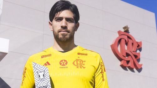 Agustín Rossi, do Flamengo, com o prêmio de melhor goleiro do mês de julho do Brasileirão