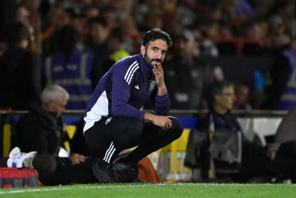 Ruben Amorim observa o jogo contra o Grimsby Town; Manchester United foi eliminado