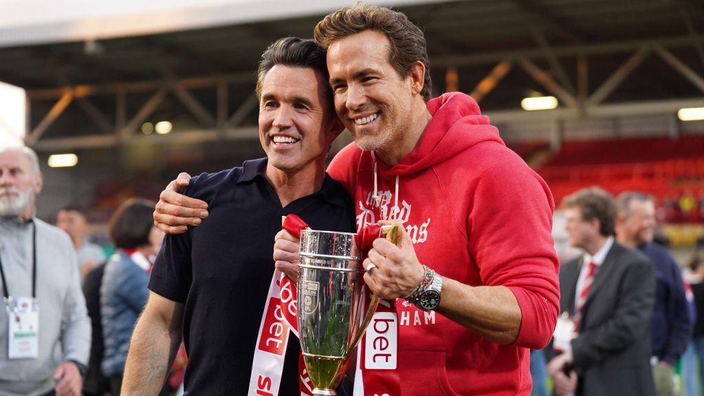 Rob McElhenney e Ryan Reynolds com troféu de acesso do Wrexham