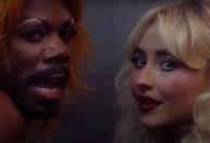 Domingo apoia causa trans e surge como drag em clipe de Sabrina Carpenter