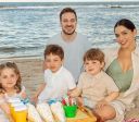 Morando em Dubai, Sabrina Petraglia mostra férias no Brasil com os filhos