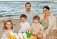 Morando em Dubai, Sabrina Petraglia mostra férias no Brasil com os filhos