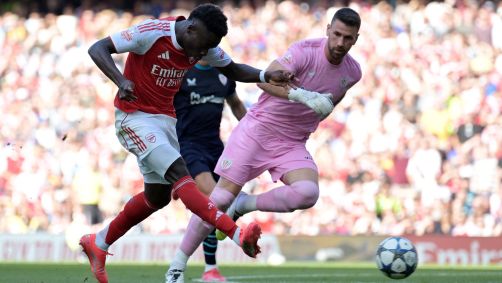 Saka, do Arsenal, chutando bola em direção ao gol do Bilbao