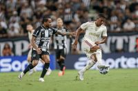 Flamengo vacila e leva empate do Ceará, mas segue líder do Brasileirão
