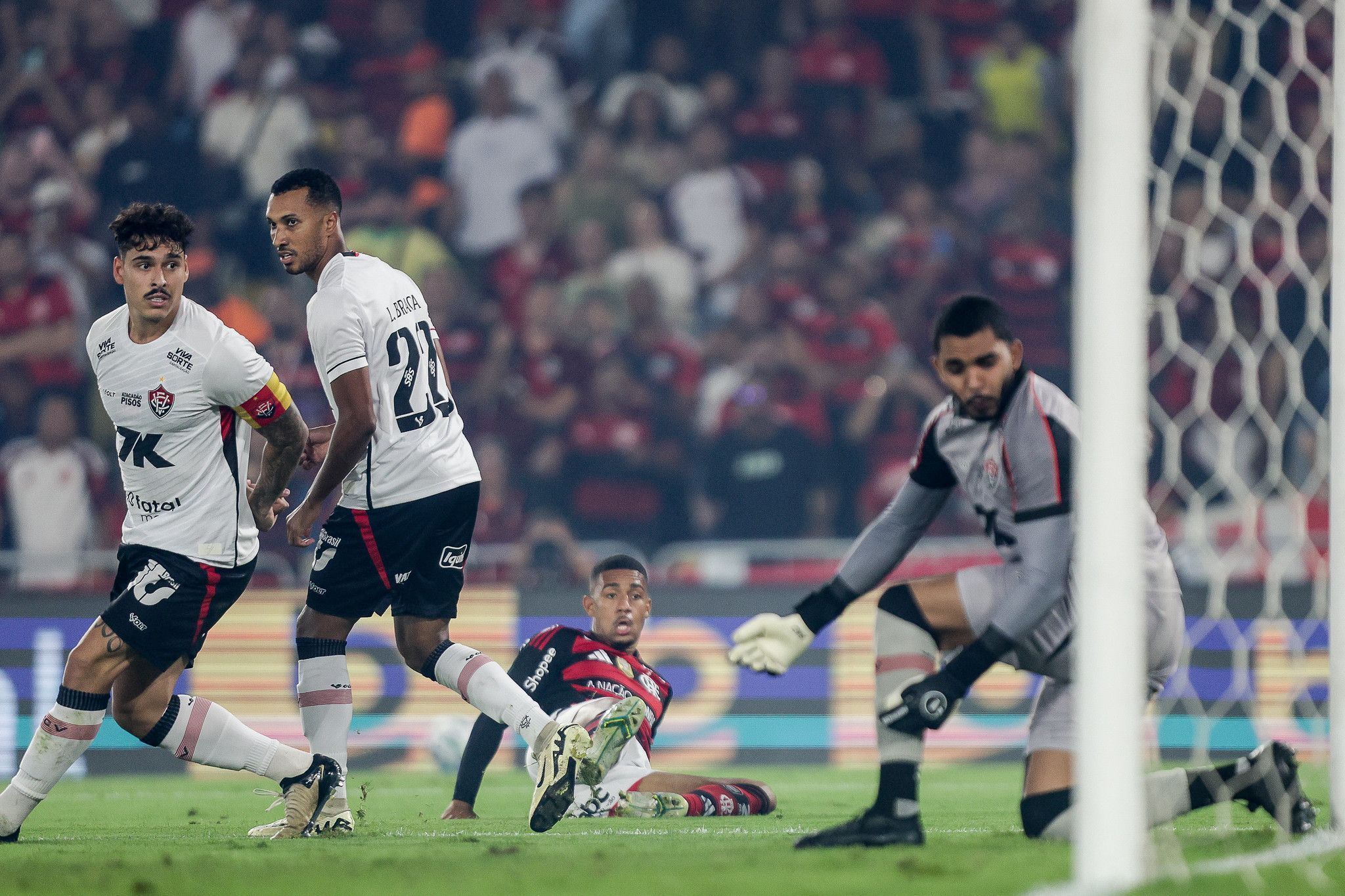 Samuel Lino em Flamengo x Vitória, pelo Brasileirão