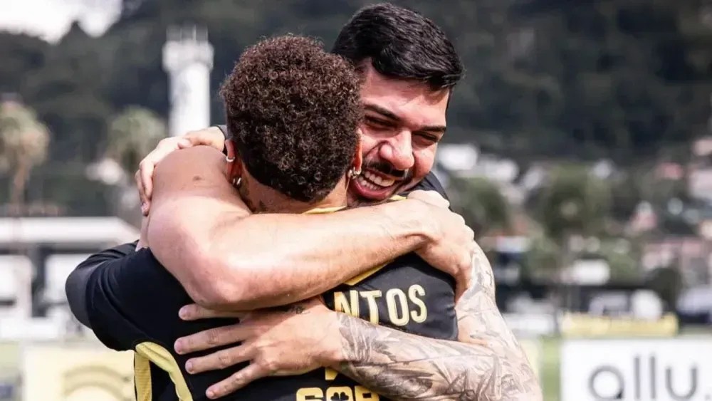 Neymar e João Paulo se abraçam no CT do Santos