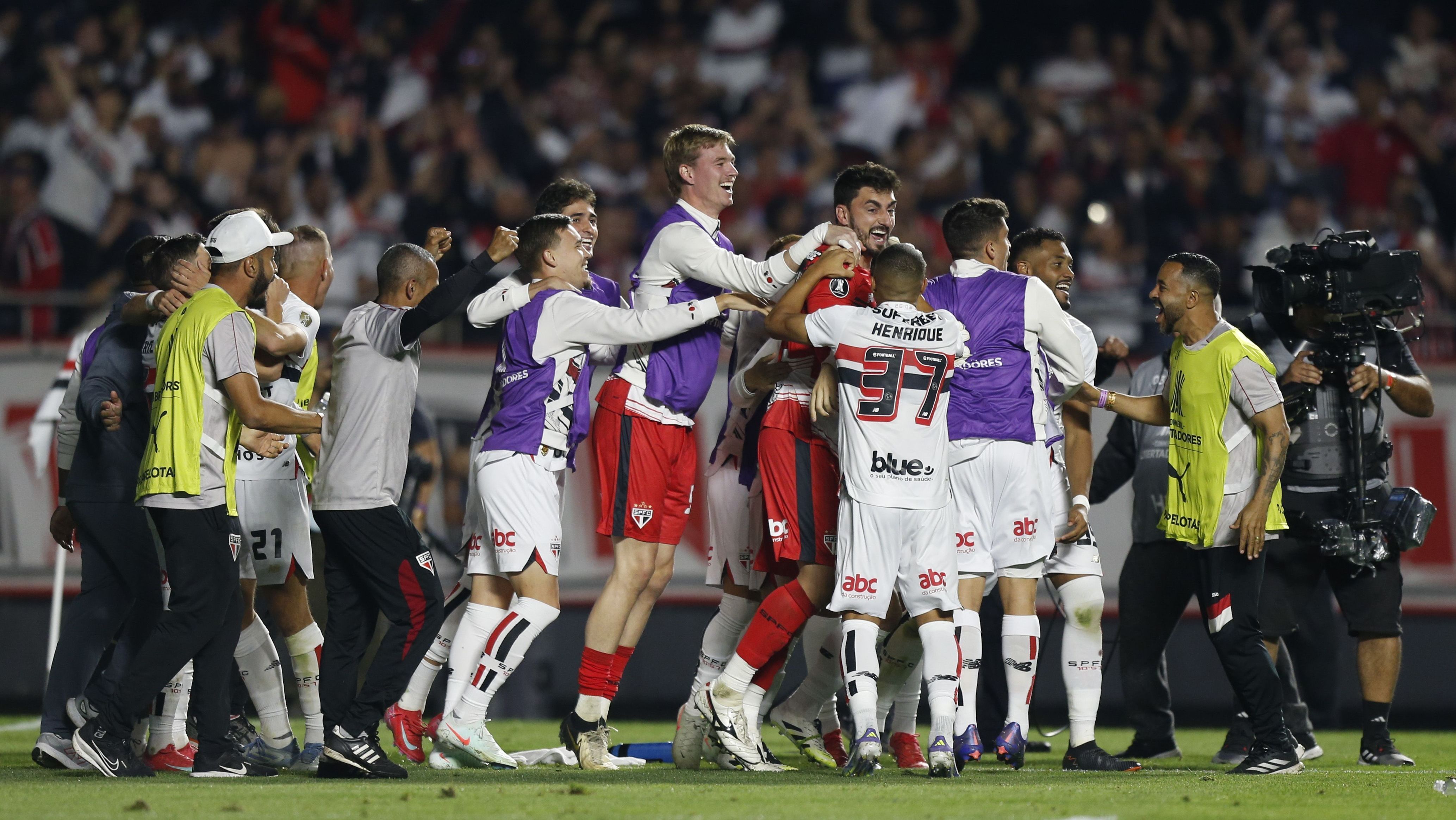 Jogadores do São Paulo comemoram a classificação nos pênaltis sobre o Atlético Nacional