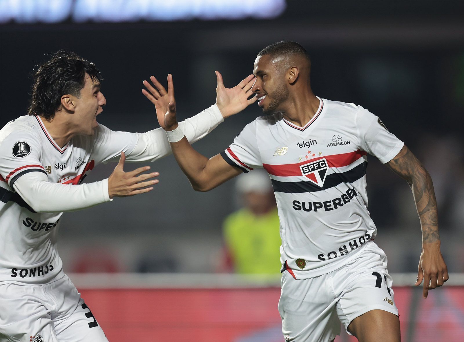 Ferraresi e André Silva celebram a classificação do São Paulo às quartas de final da Libertadores