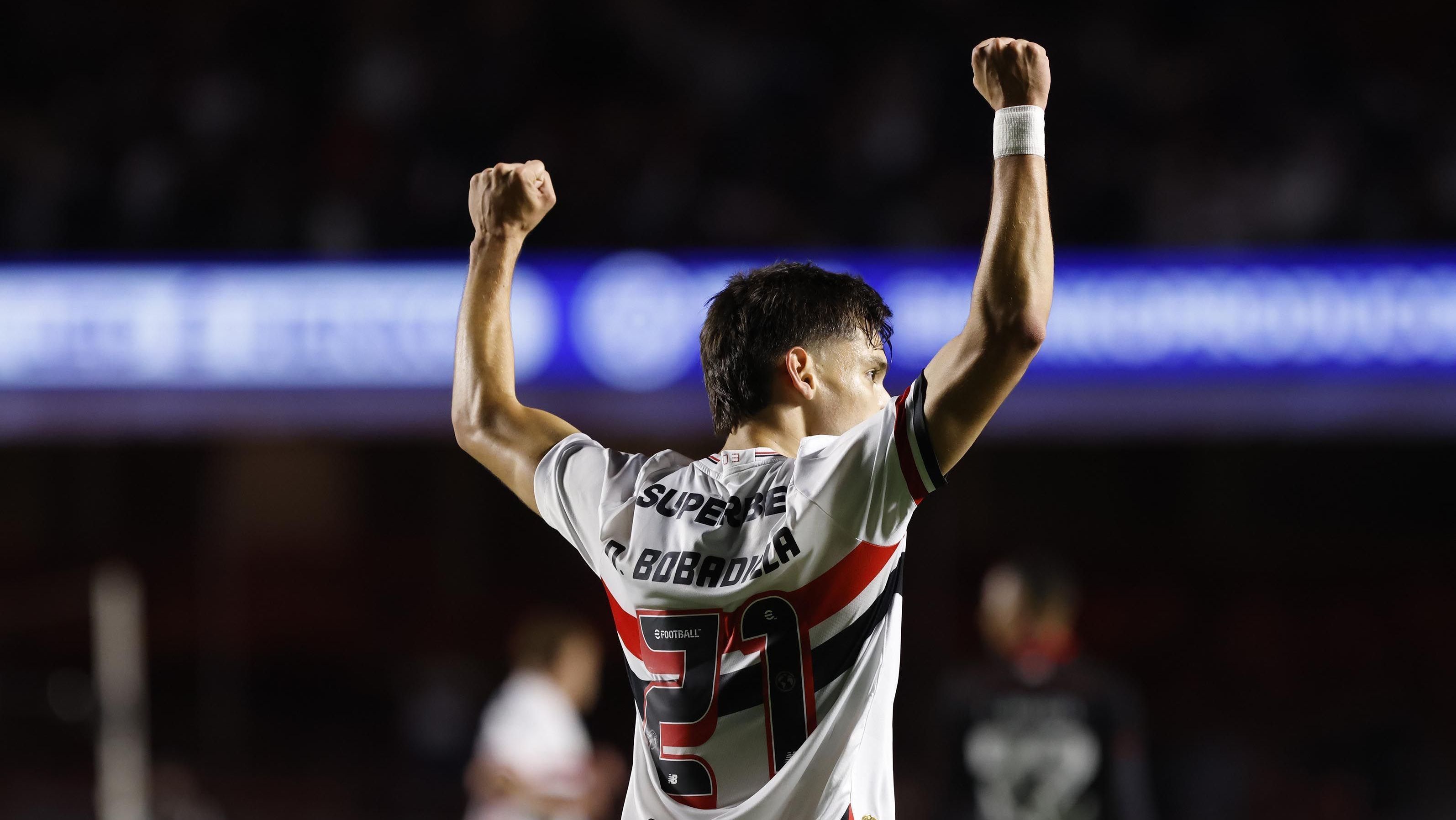 Bobadilla comemora gol sobre o Vitória pelo Brasileirão