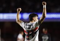 São Paulo bate Vitória e entra no G6 do Brasileirão