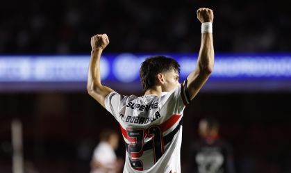 São Paulo bate Vitória e cola no G6 do Brasileirão