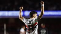 São Paulo bate Vitória e cola no G6 do Brasileirão