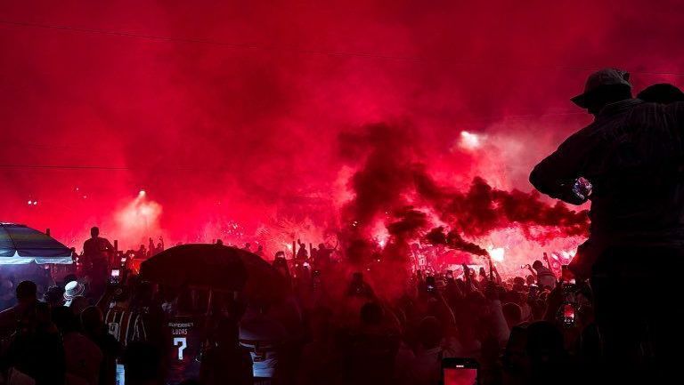 Festa da torcida do São Paulo na chegada do time para o jogo da Libertadores