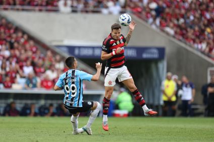 Saulo do Flamengo cabeceia a bola durante a partida entre Flamengo e Grêmio como parte do Brasileirao 2025 no Estádio do Maracanã