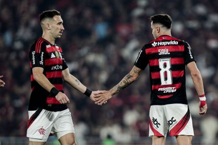 Léo Ortiz e Saúl em Flamengo x Vitória, pelo Brasileirão