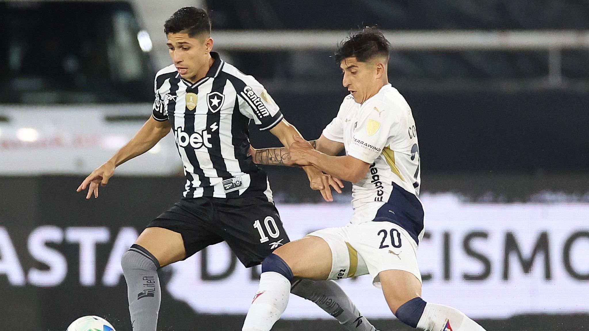 Savarino em campo no jogo entre Botafogo e LDU, pela Libertadores