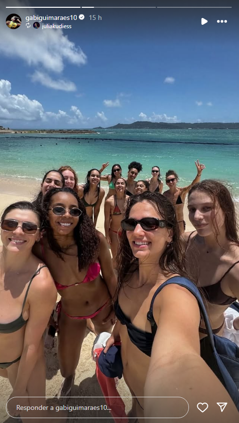 Seleção Feminina de vôlei curte praia no Japão durante preparação para o Mundial