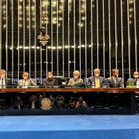 Senadores usam adesivos na boca em protesto por prisão de Bolsonaro