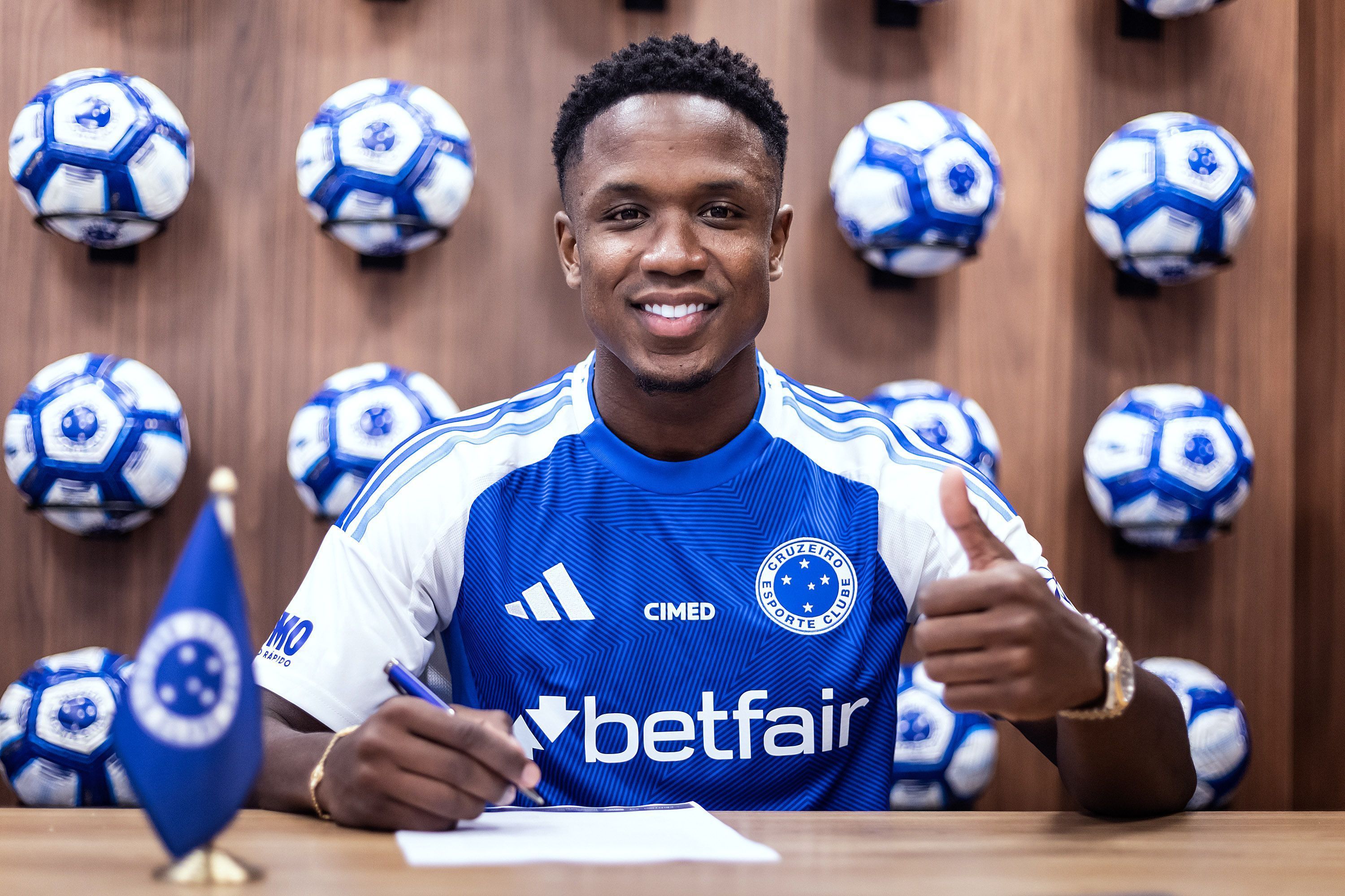 Luis Sinisterra chega a Belo Horizonte para acerto com o Cruzeiro