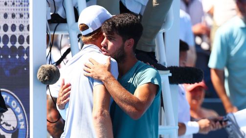 Momento do abraço entre Jannik Sinner e Carlos Alcaraz, após a desistência do italiano na final do Masters 1000 de Cincinnati