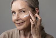 Colágeno, niacinamida e mais: qual melhor ativo para a sua faixa etária?