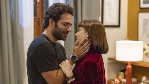 Afonso (Humberto Carrão) e Solange (Alice Wegmann) têm recaída e passam a noite juntos