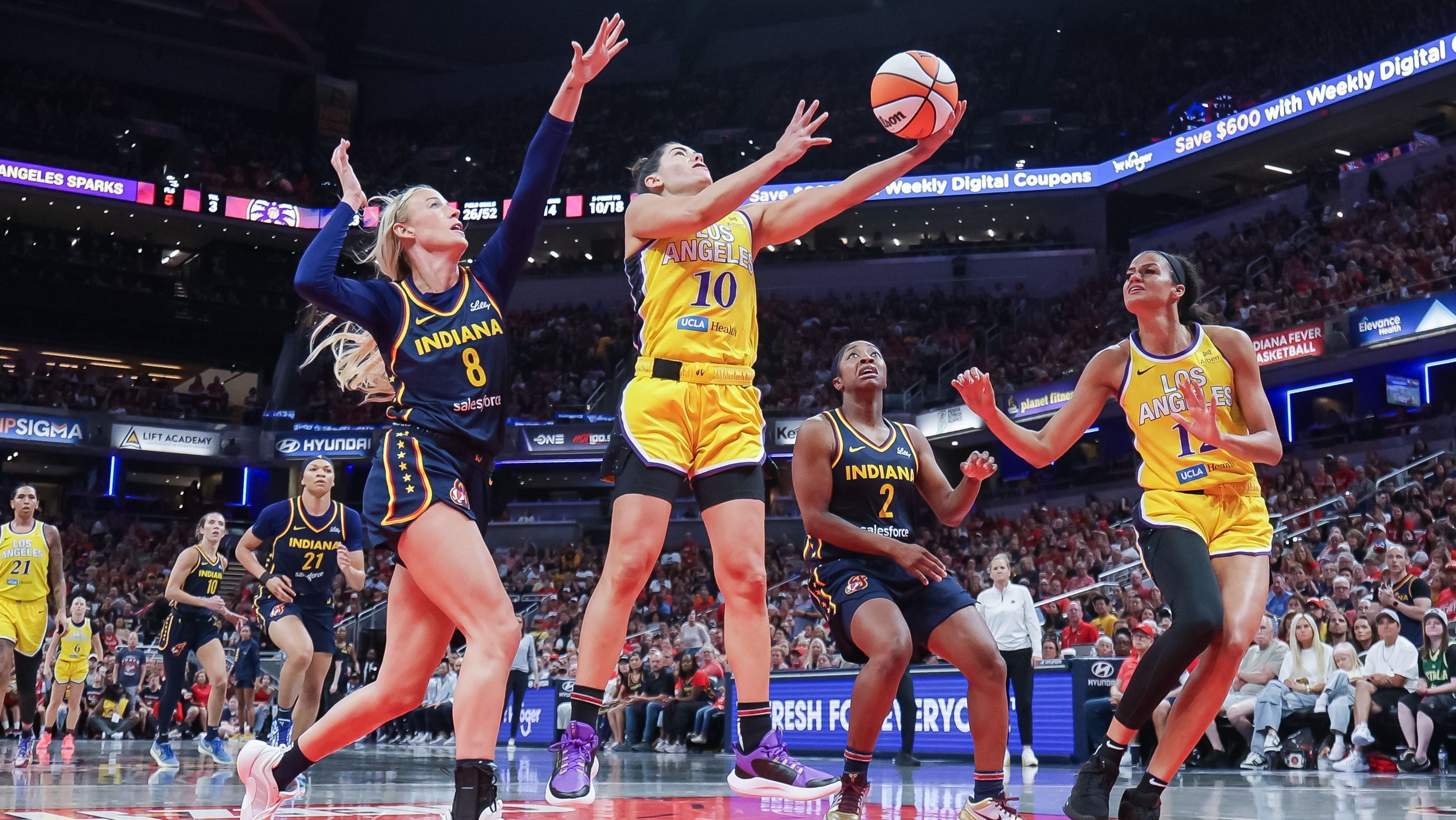 Kelsey Plum, do LA Sparks, atira a bola para o garrafão no duelo contra Indiana Fever pela WNBA