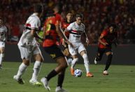 Com emoção, São Paulo busca empate no fim contra lanterna Sport
