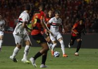 Com emoção, São Paulo busca empate no fim contra lanterna Sport