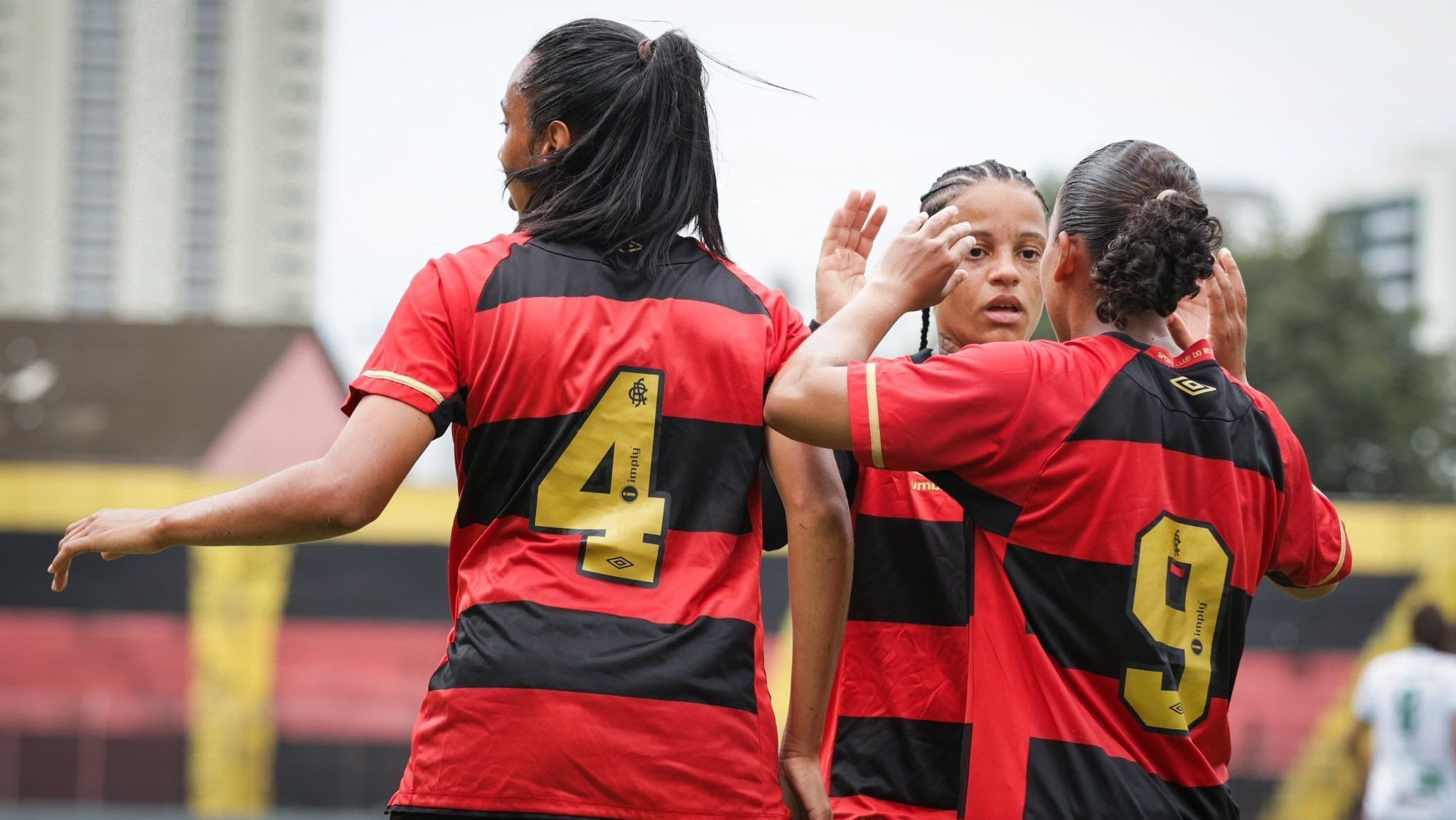 Jogadoras do Sport comemorando um dos gols da goleada de 10 a 0 na Copa do Brasil Feminina