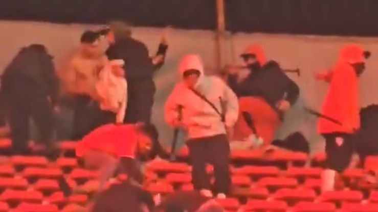 Briga generalizada entre torcedores de Independiente e Universidad de Chile