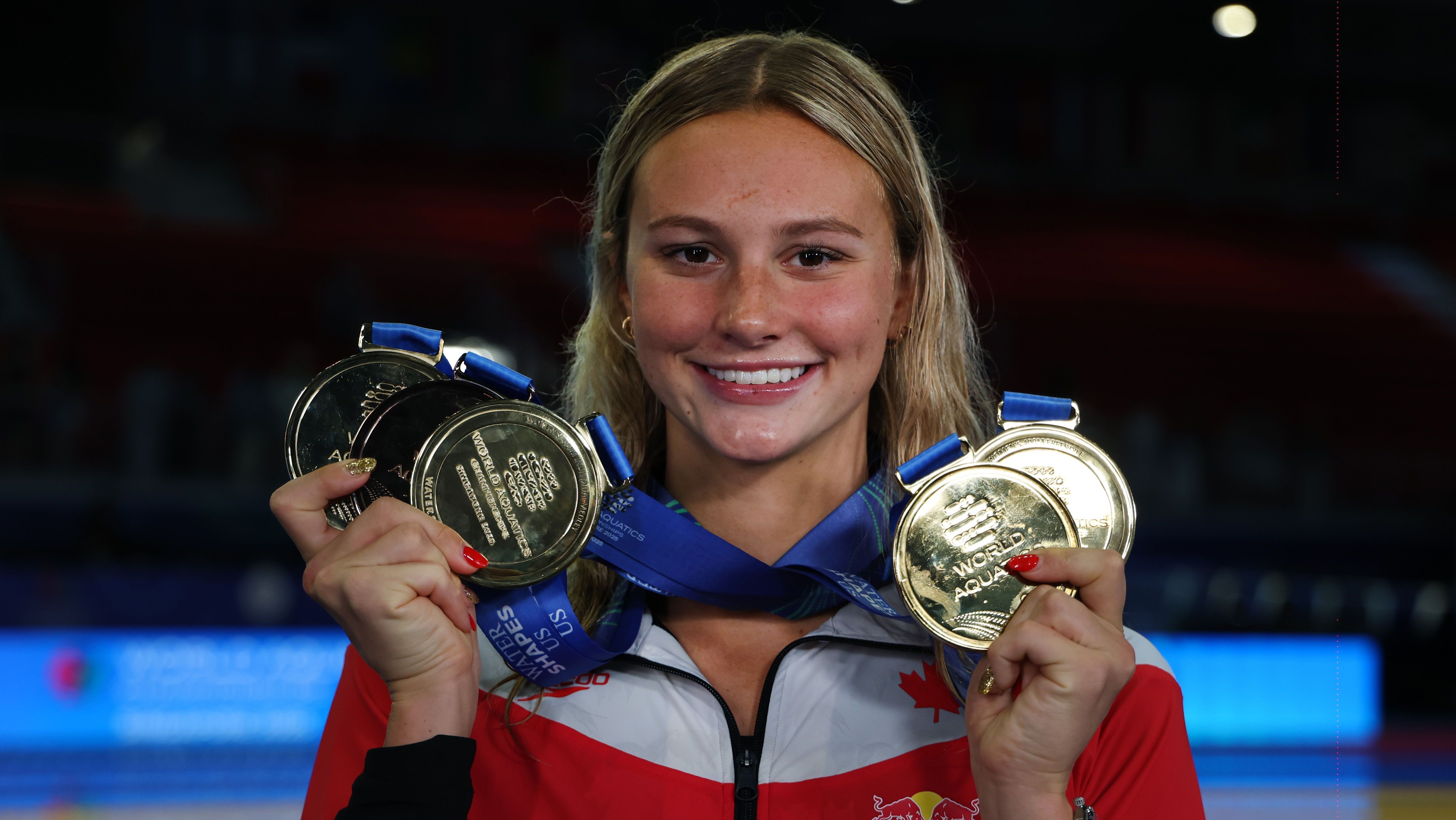 Summer McIntosh posa com as cinco medalhas conquistadas no Mundial de Singapura