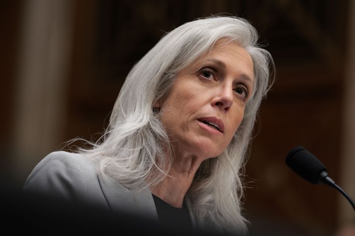 Susan Monarez, indicada pelo presidente Donald Trump para a diretora dos Centros de Controle e Prevenção de Doenças (CDC), é uma cientista com doutorado em microbiologia e imunologia que anteriormente atuou como vice-diretora da Agência de Projetos de Pesquisa Avançada para a Saúde • KayBartkowski/Getty Images