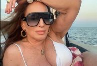 Susana Vieira posa de biquíni na Grécia e comemora 83 anos: "Muito amor"