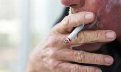 Parar de fumar mesmo após os 60 traz benefícios à saúde, diz especialista