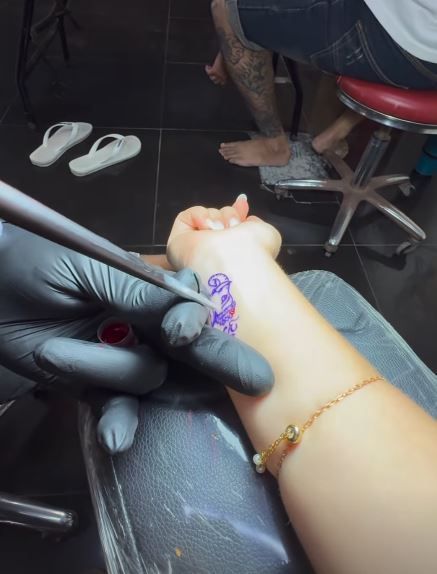 Mel Maia mostrou a tatuagem de bambu feita na Tailândia • Instagram/Mel Maia