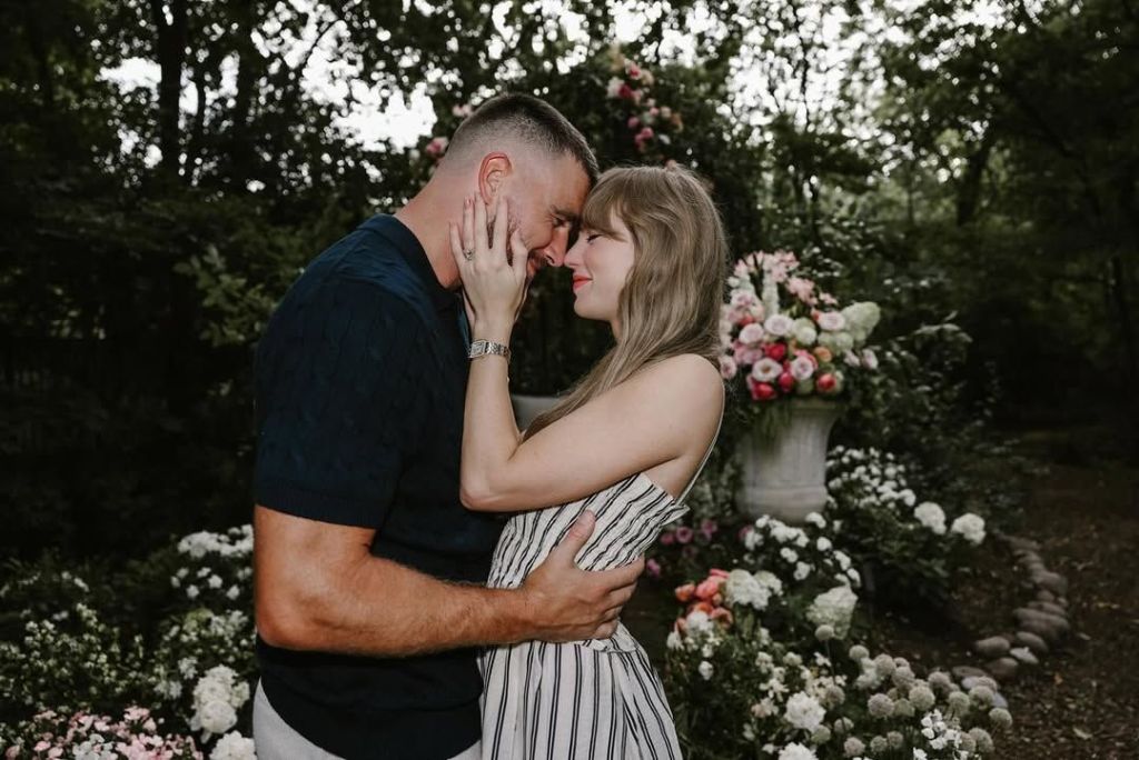 Taylor Swift e Travis Kelce anunciam noivado