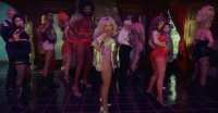 Sabrina Carpenter homenageia clássico do terror musical em novo clipe
