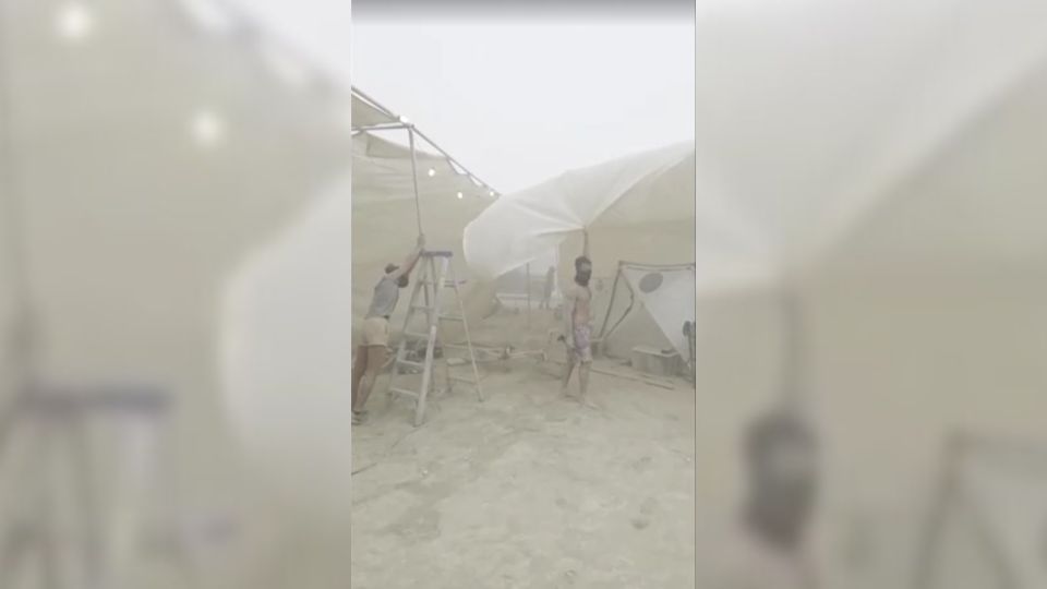 Participantes do Festival Burning Man enfrentam tempestade de areia