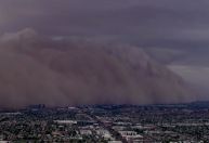 Novo vídeo: Tempestade de poeira cobre o céu de aeroporto nos EUA