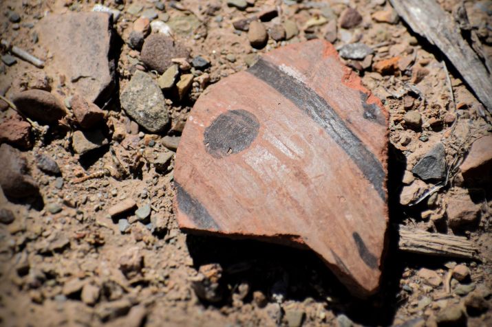 Pesquisadores encontraram copos de keru na superfície das ruínas. Os copos de keru eram usados para beber chicha, uma bebida alcoólica à base de milho, e sugerem que o templo era usado para grandes reuniões • José Capriles/Penn State