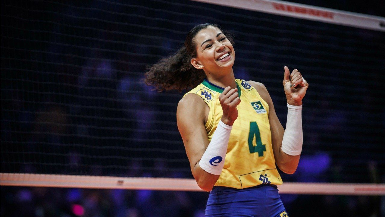 CarolAna comemorando vitória da Seleção