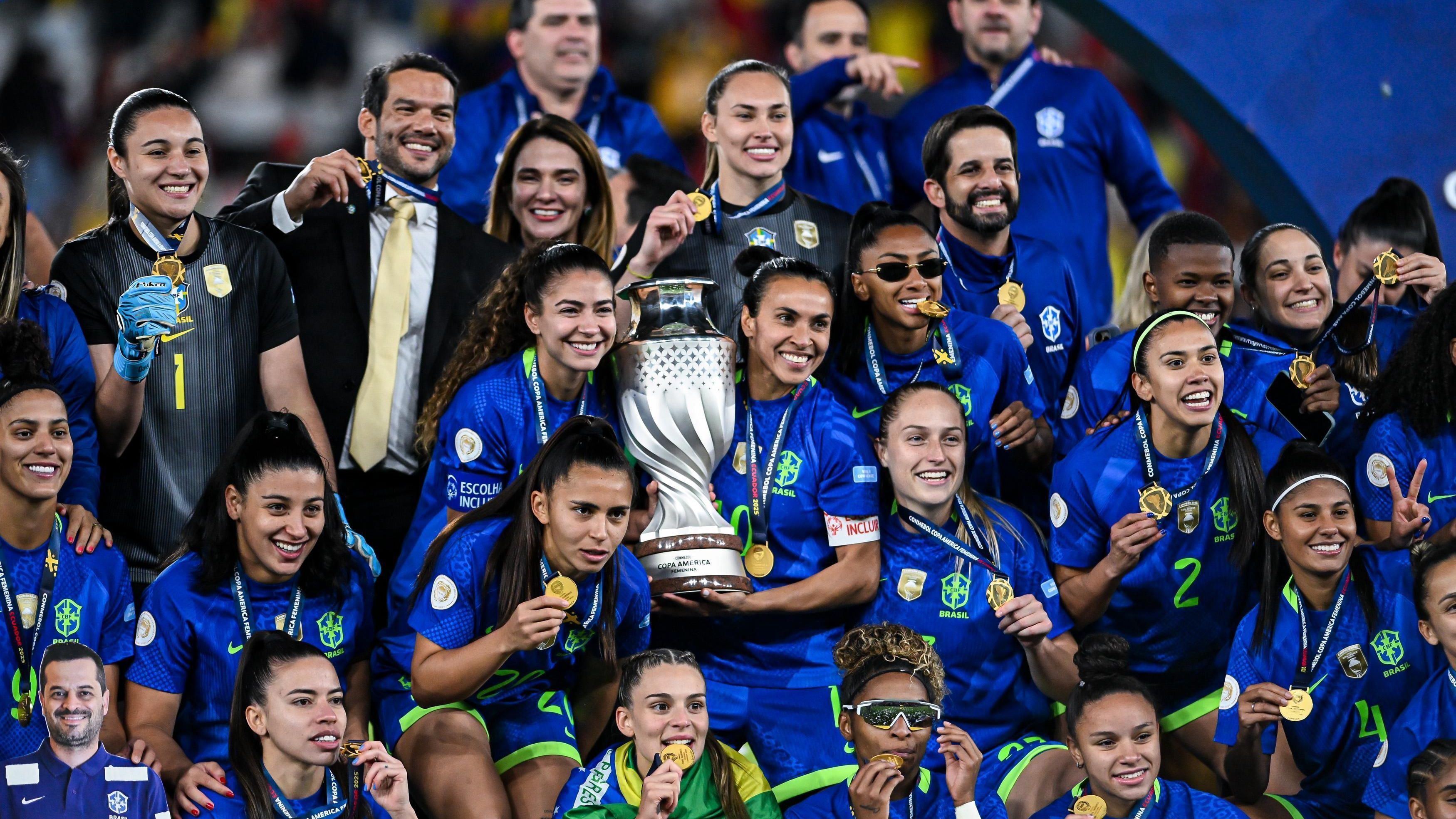 Jogadoras do Brasil posando com a taça da Copa América Feminina