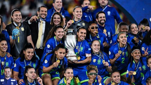 Jogadoras do Brasil posando com a taça da Copa América Feminina
