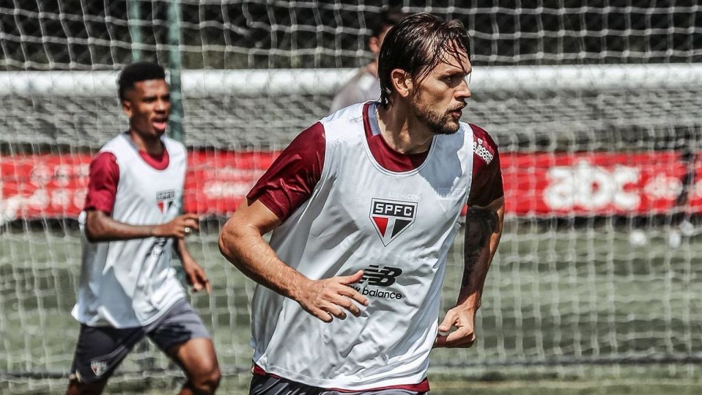 Rafael Tolói em treino do São Paulo